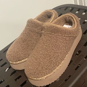 American Eagle Outfitters Tan Fleece Slippers